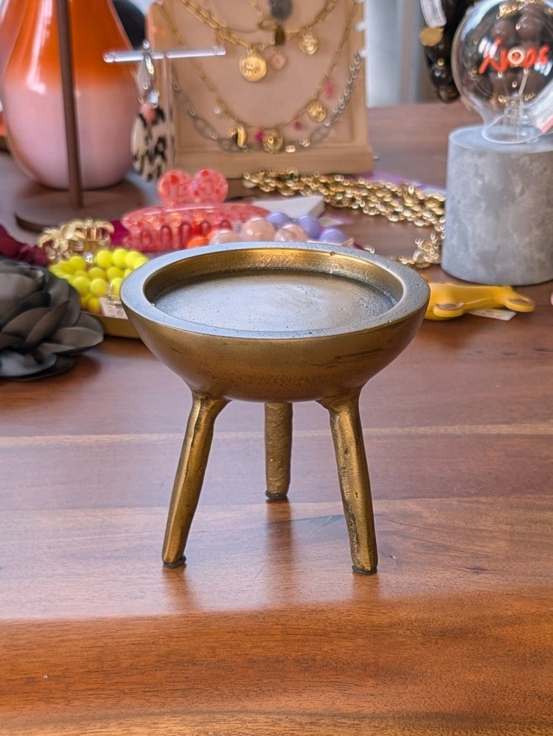 Eleganter Kerzenhalter bis 10cm aus hochwertigem Metall in strahlendem Gold – das perfekte Accessoire für gemütliche Abende und stilvolle Raumgestaltung!