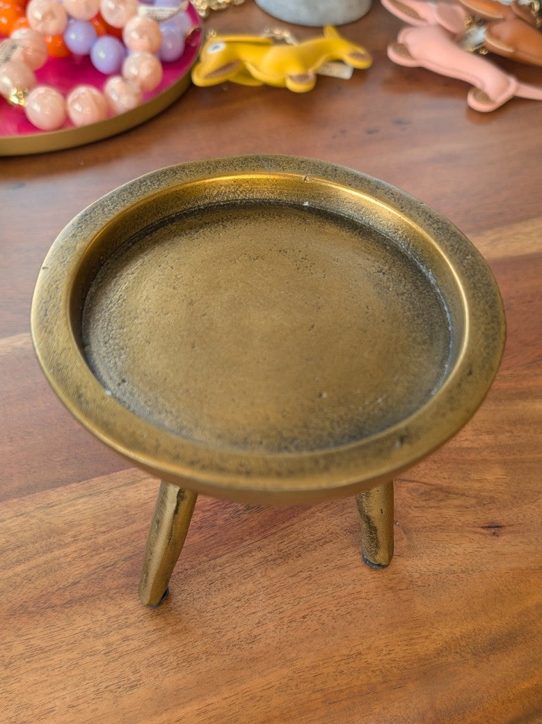 Eleganter Kerzenhalter bis 10cm aus hochwertigem Metall in strahlendem Gold – das perfekte Accessoire für gemütliche Abende und stilvolle Raumgestaltung!