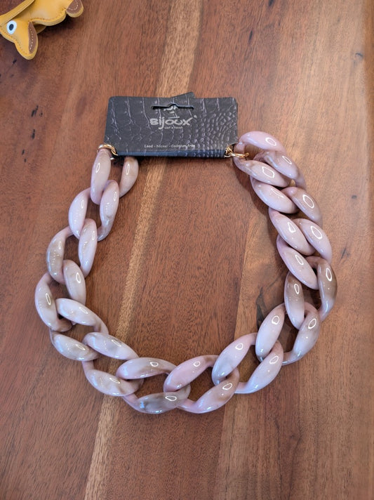Entdecke die einzigartige Kombination von Altrosa und Rosa mit dieser stilvollen Halskette mit dicken Elementen. Ein absolutes Must-Have für Schmuckliebhaber!
