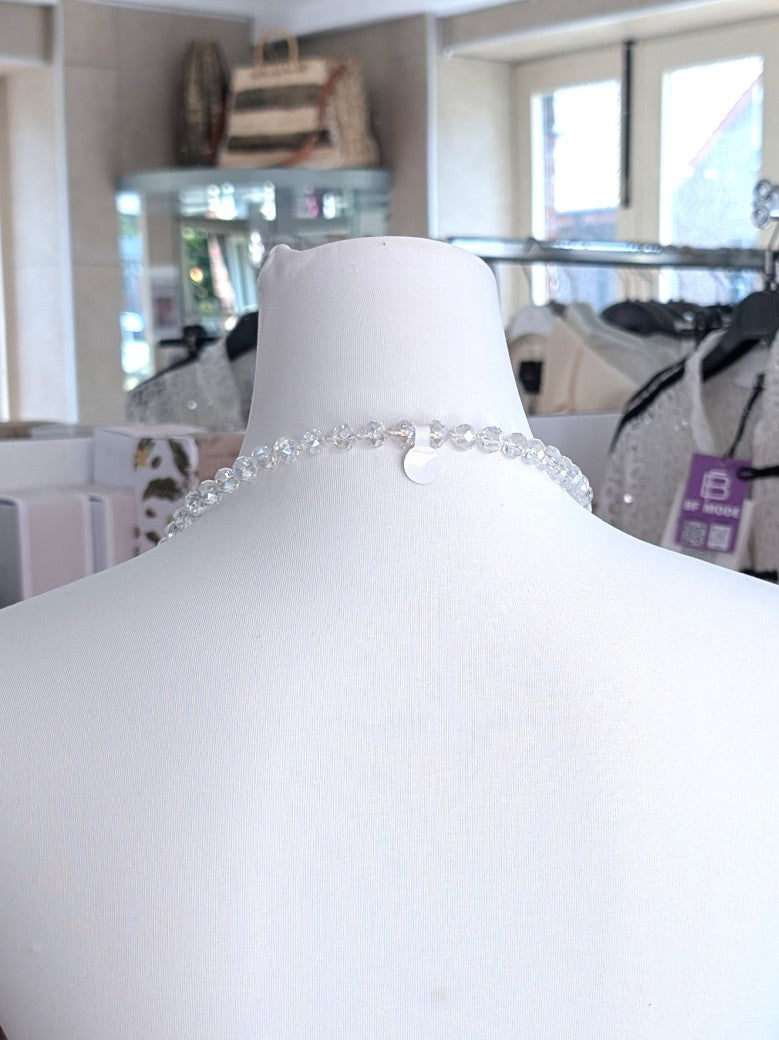 Funkelnde Halskette mit Glaskristallsteinen in Weiß Transparent mit Gesamtlänge 112cm. Flexible Trageoptionen: kurz als Statement-Piece oder vielseitig länger