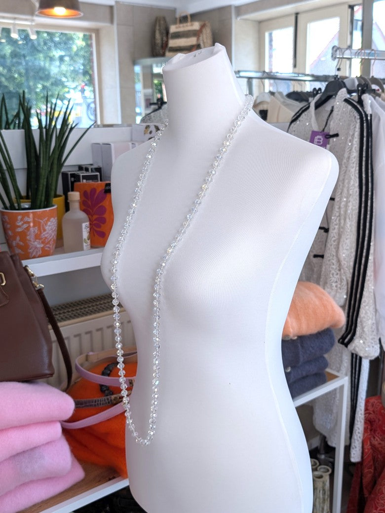 Funkelnde Halskette mit Glaskristallsteinen in Weiß Transparent mit Gesamtlänge 112cm. Flexible Trageoptionen: kurz als Statement-Piece oder vielseitig länger