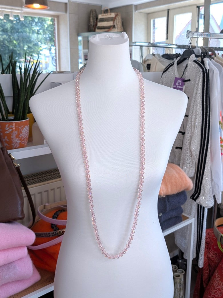 Funkelnde Halskette mit Glaskristallsteinen in zartem Rosa mit Gesamtlänge 112cm. Flexible Trageoptionen: kurz als Statement-Piece oder vielseitig länger