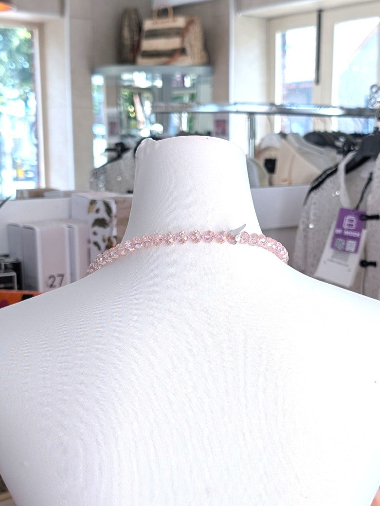 Funkelnde Halskette mit Glaskristallsteinen in zartem Rosa mit Gesamtlänge 112cm. Flexible Trageoptionen: kurz als Statement-Piece oder vielseitig länger