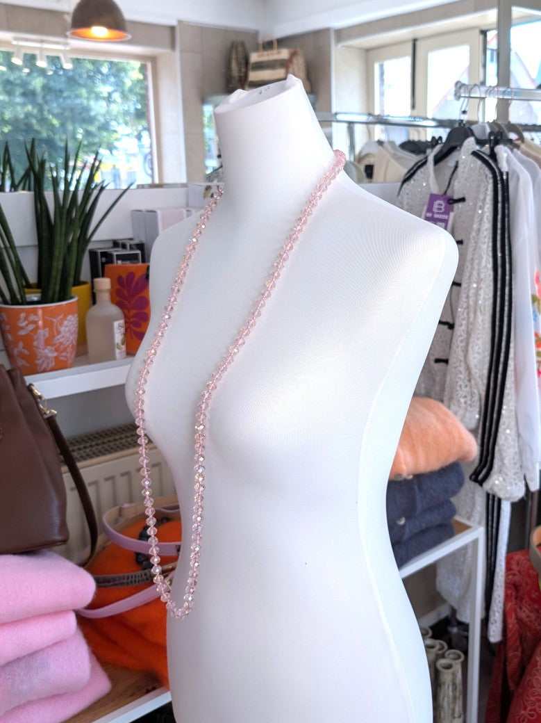 Funkelnde Halskette mit Glaskristallsteinen in zartem Rosa mit Gesamtlänge 112cm. Flexible Trageoptionen: kurz als Statement-Piece oder vielseitig länger