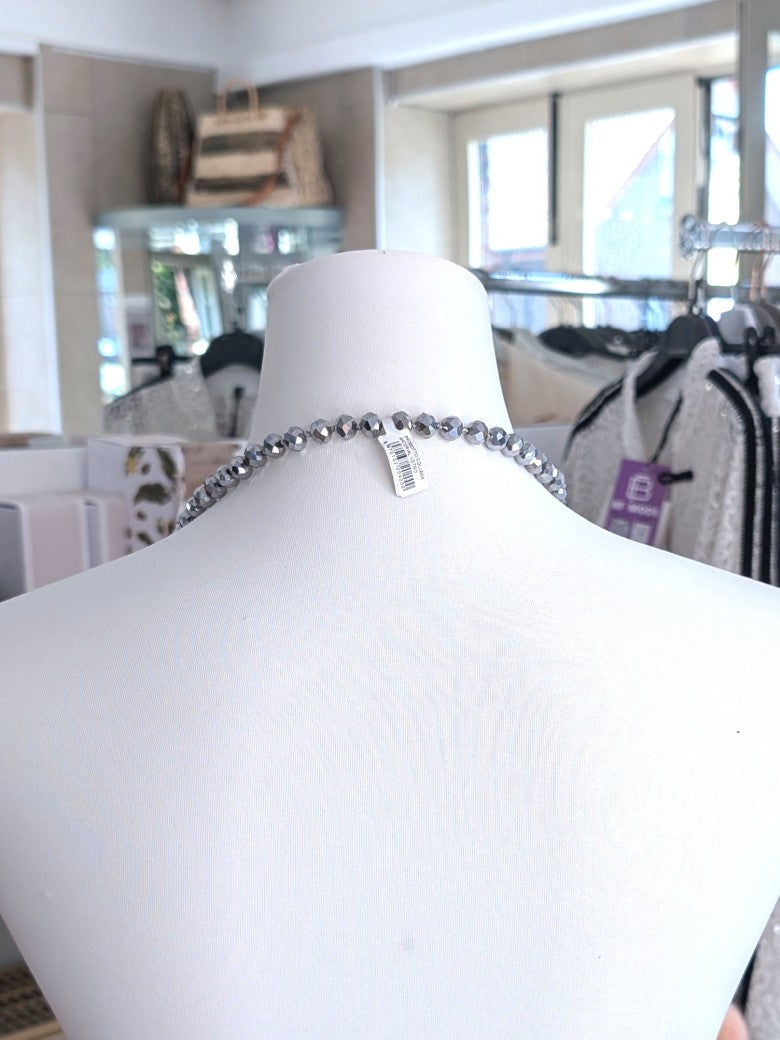 Funkelnde Halskette mit Glaskristallsteinen in Silber Grau mit Gesamtlänge 112cm. Flexible Trageoptionen: kurz als Statement-Piece oder vielseitig länger