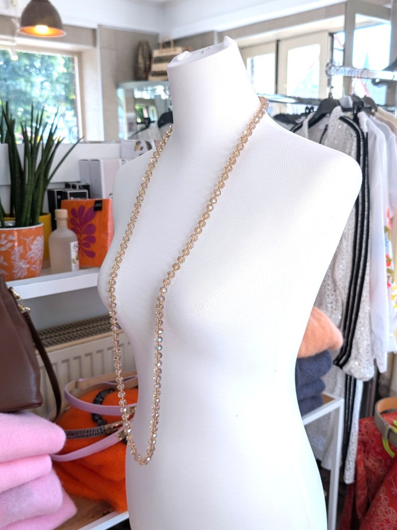 Funkelnde Halskette mit Glaskristallsteinen in zartem Taupe Gold mit Gesamtlänge 112cm. Flexible Trageoptionen: kurz als Statement-Piece oder vielseitig länger