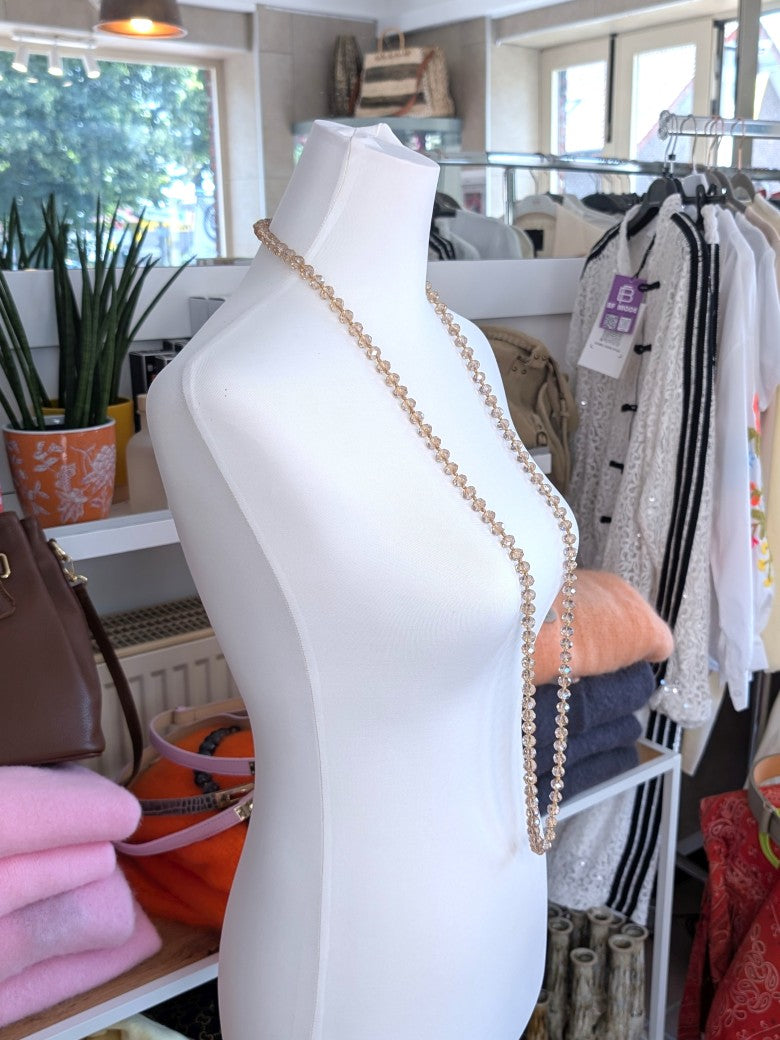 Funkelnde Halskette mit Glaskristallsteinen in zartem Taupe Gold mit Gesamtlänge 112cm. Flexible Trageoptionen: kurz als Statement-Piece oder vielseitig länger