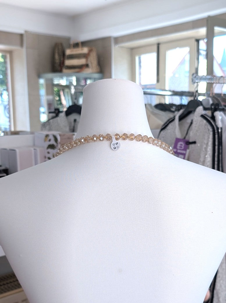 Funkelnde Halskette mit Glaskristallsteinen in zartem Taupe Gold mit Gesamtlänge 112cm. Flexible Trageoptionen: kurz als Statement-Piece oder vielseitig länger