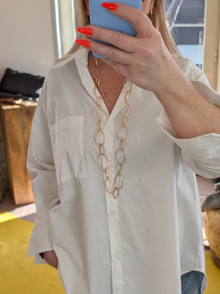 Erleben Sie den Glanz und die Eleganz unserer Kette aus großen goldenen Elemente von Bijoux! Strahlen Sie mit unserer einzigartigen Kette!