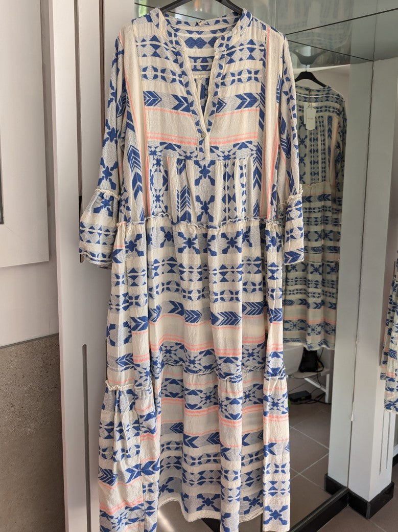 Entdecke dein neues Lieblingsteil mit unserem 3/4 Arm BOHO Maxi Kleid in Créme mit wunderschönen Muster in Blau und Rosa aus Baumwolle!