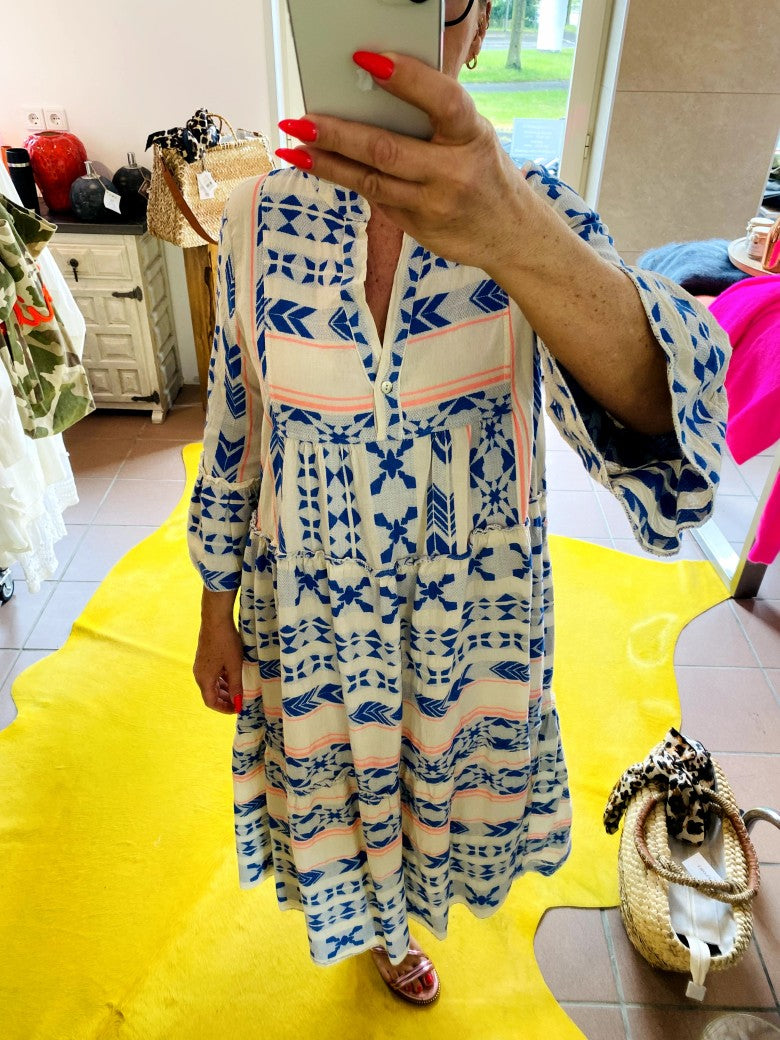 Entdecke dein neues Lieblingsteil mit unserem 3/4 Arm BOHO Maxi Kleid in Créme mit wunderschönen Muster in Blau und Rosa aus Baumwolle!