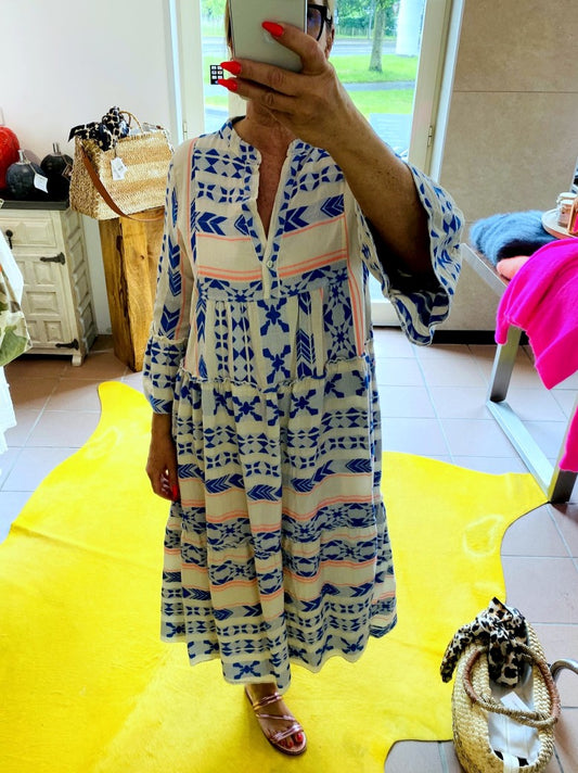 Entdecke dein neues Lieblingsteil mit unserem 3/4 Arm BOHO Maxi Kleid in Créme mit wunderschönen Muster in Blau und Rosa aus Baumwolle!