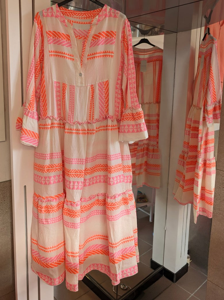 Entdecke dein neues Lieblingsteil mit unserem 3/4 Arm BOHO Maxi Kleid in Créme mit wunderschönen Muster in hellem Rosa und Neon Orange!