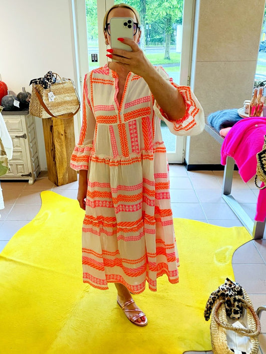 Entdecke dein neues Lieblingsteil mit unserem 3/4 Arm BOHO Maxi Kleid in Créme mit wunderschönen Muster in hellem Rosa und Neon Orange!