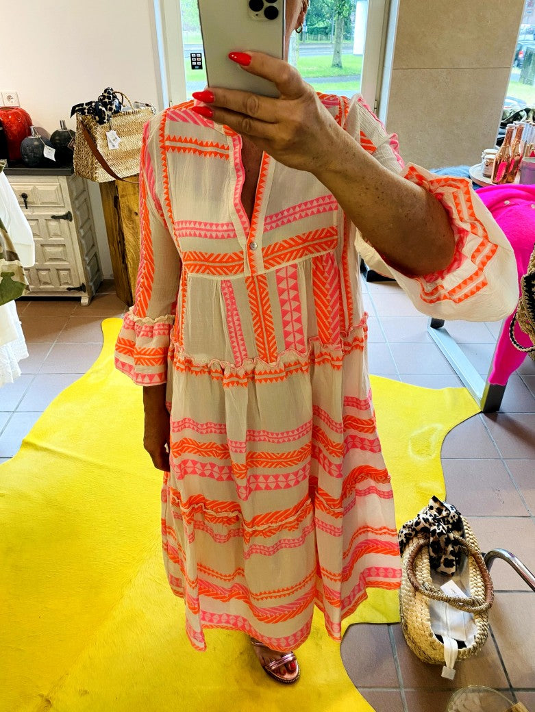 Entdecke dein neues Lieblingsteil mit unserem 3/4 Arm BOHO Maxi Kleid in Créme mit wunderschönen Muster in hellem Rosa und Neon Orange!