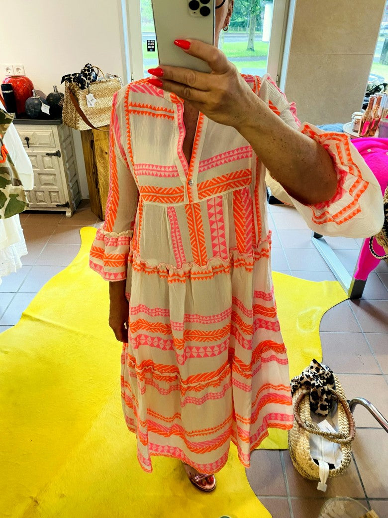 Entdecke dein neues Lieblingsteil mit unserem 3/4 Arm BOHO Maxi Kleid in Créme mit wunderschönen Muster in hellem Rosa und Neon Orange!
