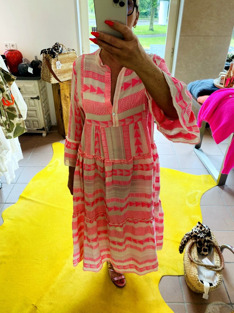 Entdecke dein neues Lieblingsteil mit unserem 3/4 Arm BOHO Maxi Kleid in Créme mit wunderschönen Muster in Pink Rosa!