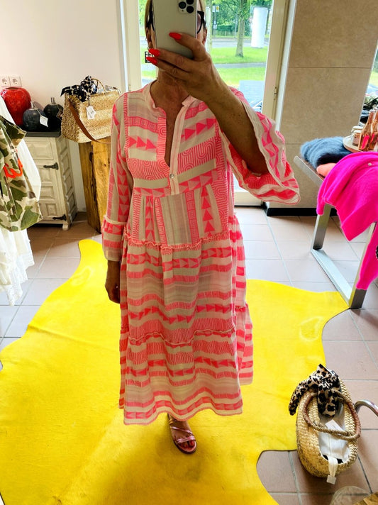 Entdecke dein neues Lieblingsteil mit unserem 3/4 Arm BOHO Maxi Kleid in Créme mit wunderschönen Muster in Pink Rosa!