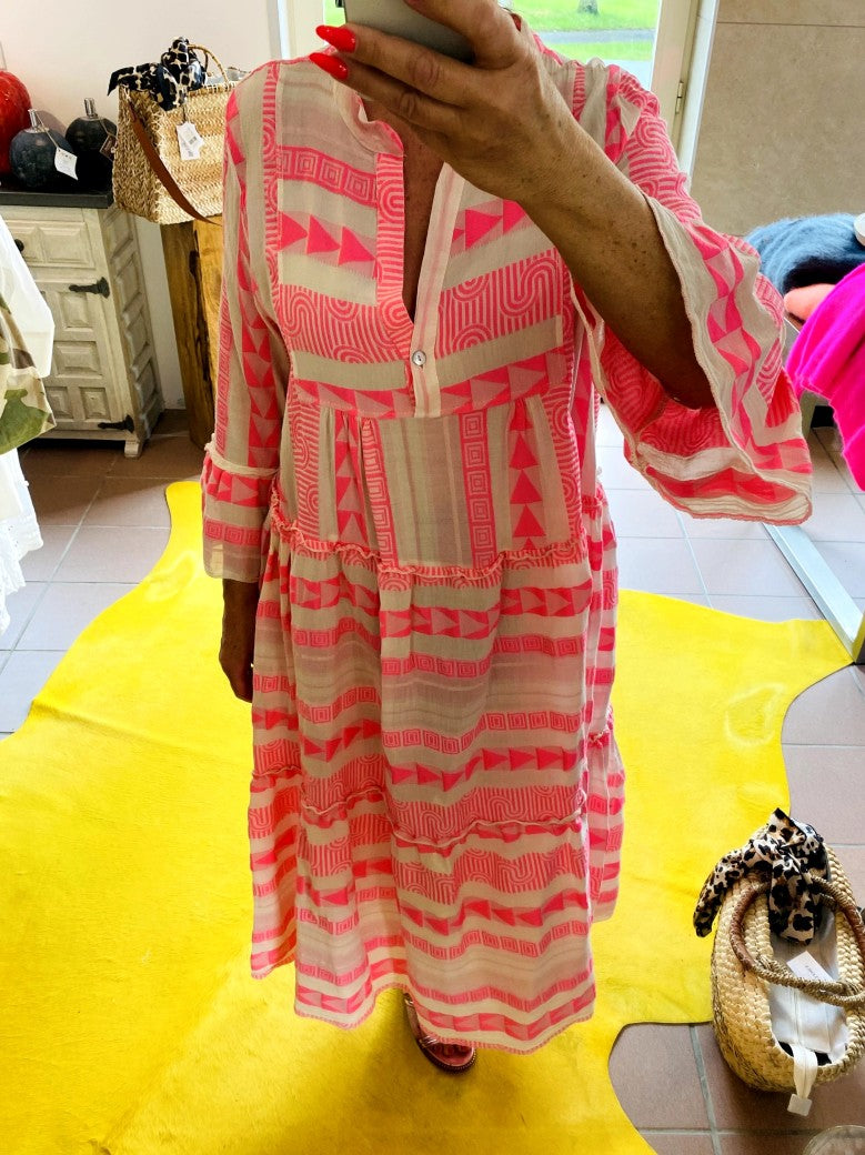 Entdecke dein neues Lieblingsteil mit unserem 3/4 Arm BOHO Maxi Kleid in Créme mit wunderschönen Muster in Pink Rosa!