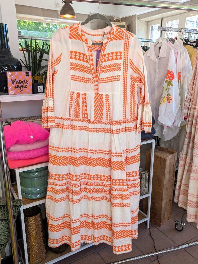 Entdecke dein neues Lieblingsteil mit unserem 3/4 Arm BOHO Maxi Kleid in Créme mit wunderschönen Muster in leuchtendem Orange von Mioni Italien!