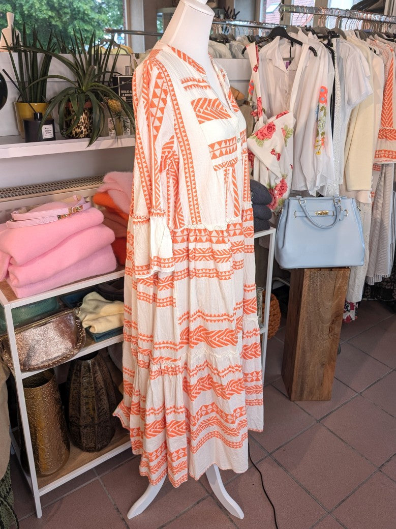 Entdecke dein neues Lieblingsteil mit unserem 3/4 Arm BOHO Maxi Kleid in Créme mit wunderschönen Muster in leuchtendem Orange von Mioni Italien!