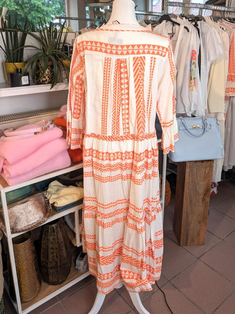 Entdecke dein neues Lieblingsteil mit unserem 3/4 Arm BOHO Maxi Kleid in Créme mit wunderschönen Muster in leuchtendem Orange von Mioni Italien!