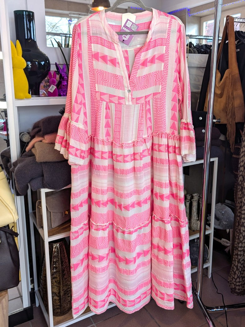 Entdecke dein neues Lieblingsteil mit unserem 3/4 Arm BOHO Maxi Kleid in Créme mit wunderschönen Muster in Pink Rosa!