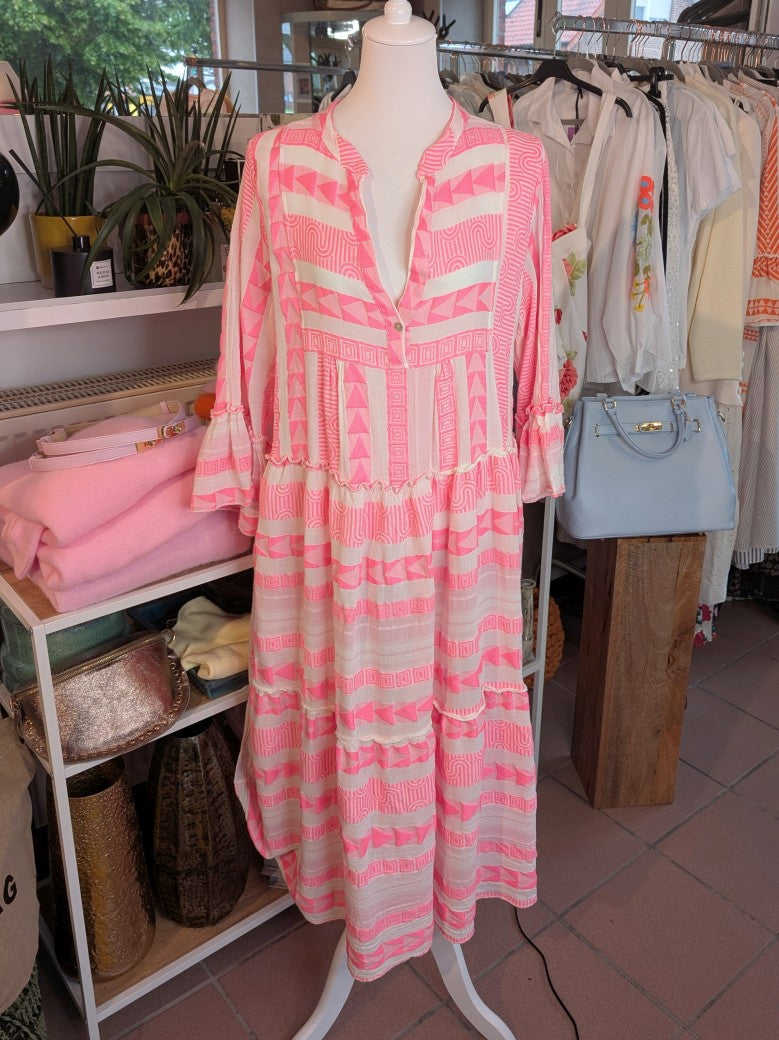 Entdecke dein neues Lieblingsteil mit unserem 3/4 Arm BOHO Maxi Kleid in Créme mit wunderschönen Muster in Pink Rosa!