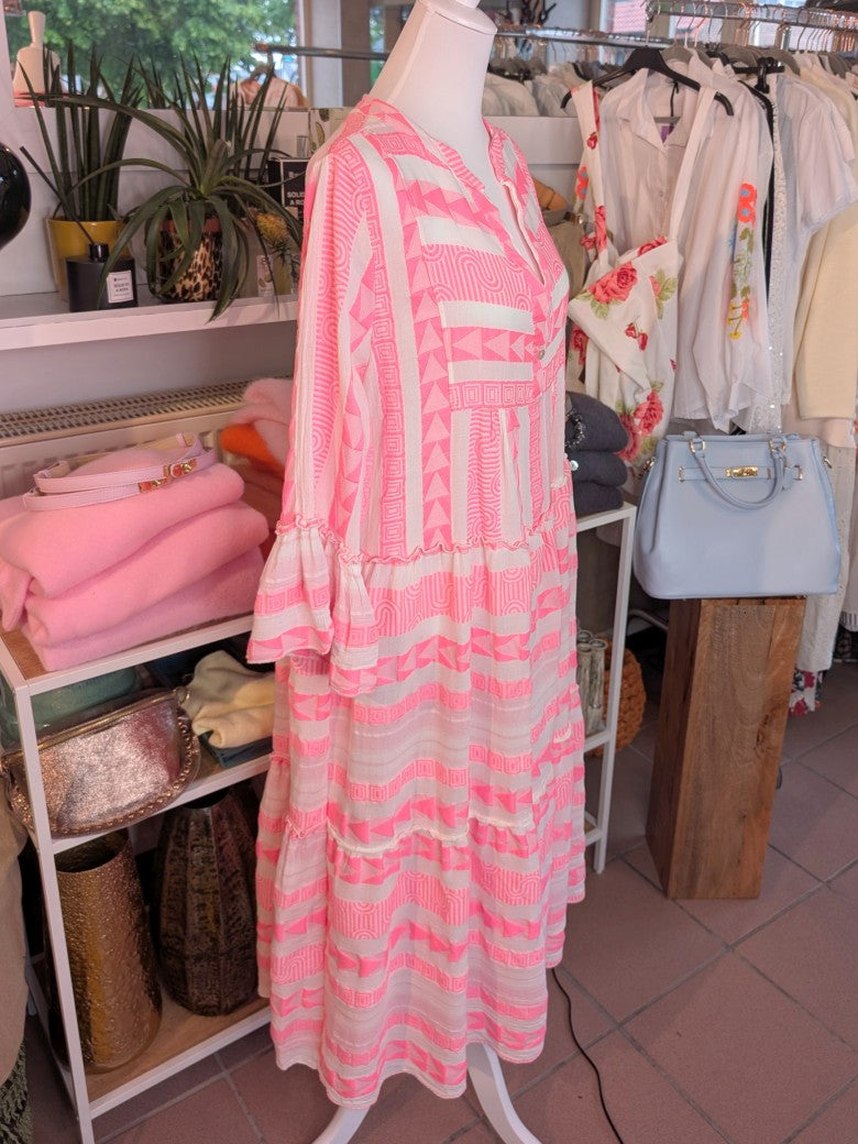Entdecke dein neues Lieblingsteil mit unserem 3/4 Arm BOHO Maxi Kleid in Créme mit wunderschönen Muster in Pink Rosa!