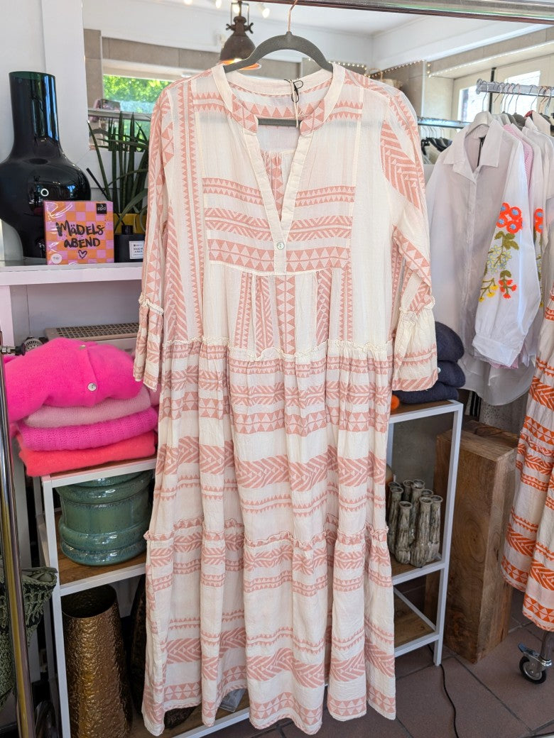Entdecke dein neues Lieblingsteil mit unserem 3/4 Arm BOHO Maxi Kleid in Créme mit wunderschönen Muster in gedecktem Rosa von Mioni Italien!