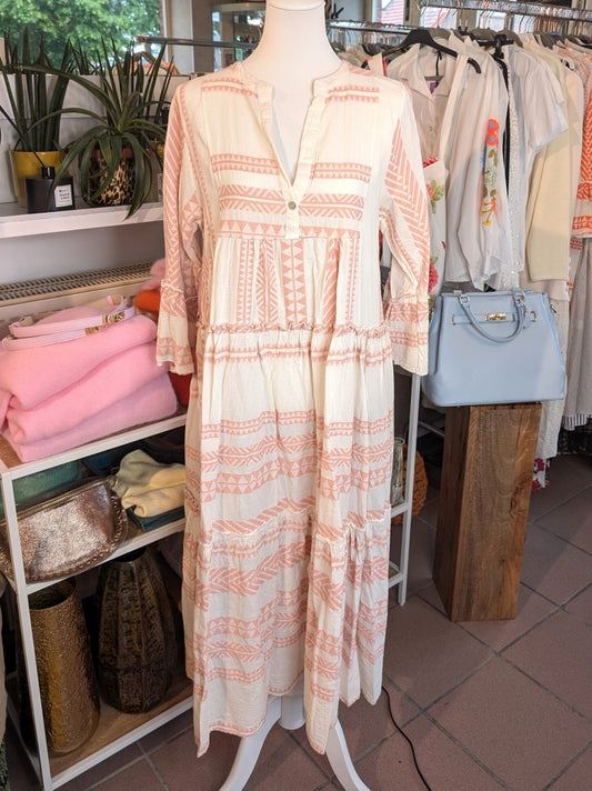 Entdecke dein neues Lieblingsteil mit unserem 3/4 Arm BOHO Maxi Kleid in Créme mit wunderschönen Muster in gedecktem Rosa von Mioni Italien!