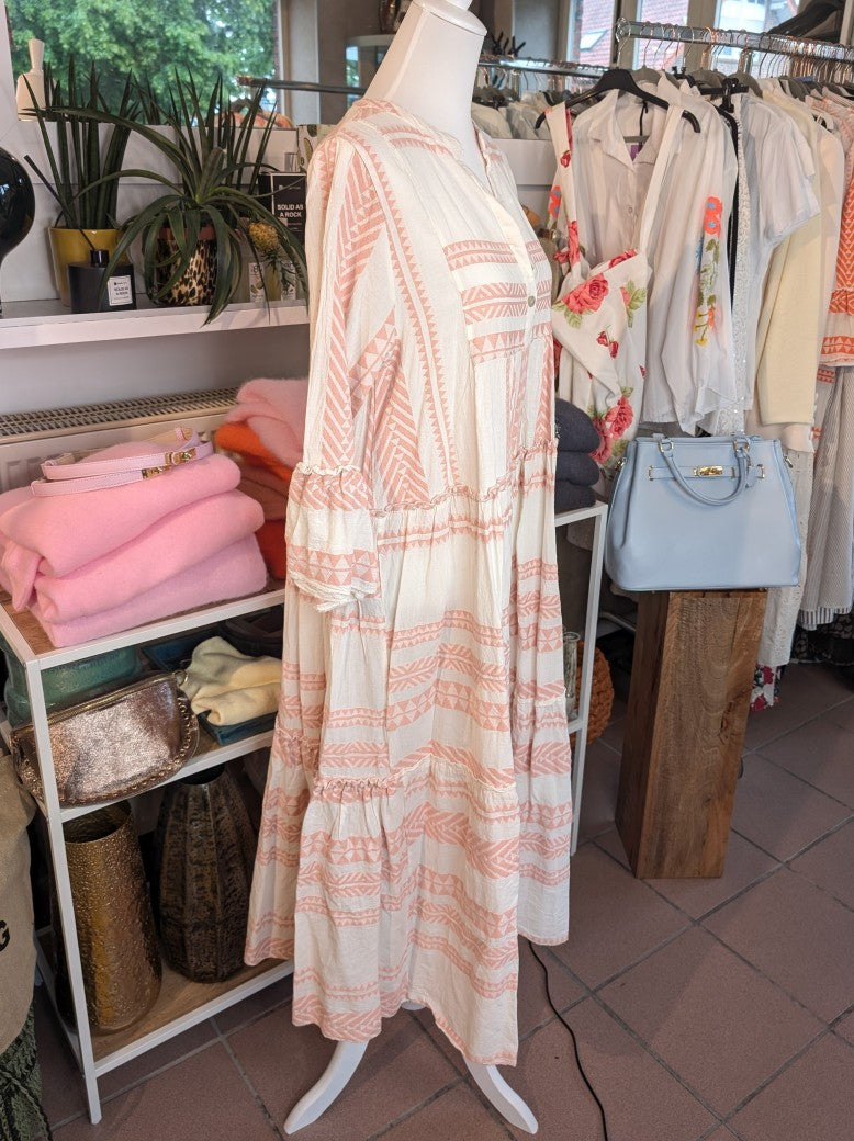 Entdecke dein neues Lieblingsteil mit unserem 3/4 Arm BOHO Maxi Kleid in Créme mit wunderschönen Muster in gedecktem Rosa von Mioni Italien!