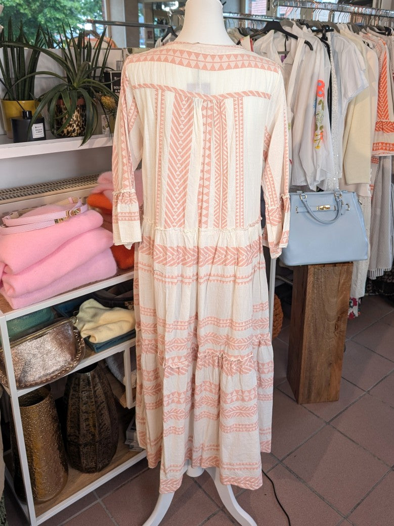 Entdecke dein neues Lieblingsteil mit unserem 3/4 Arm BOHO Maxi Kleid in Créme mit wunderschönen Muster in gedecktem Rosa von Mioni Italien!