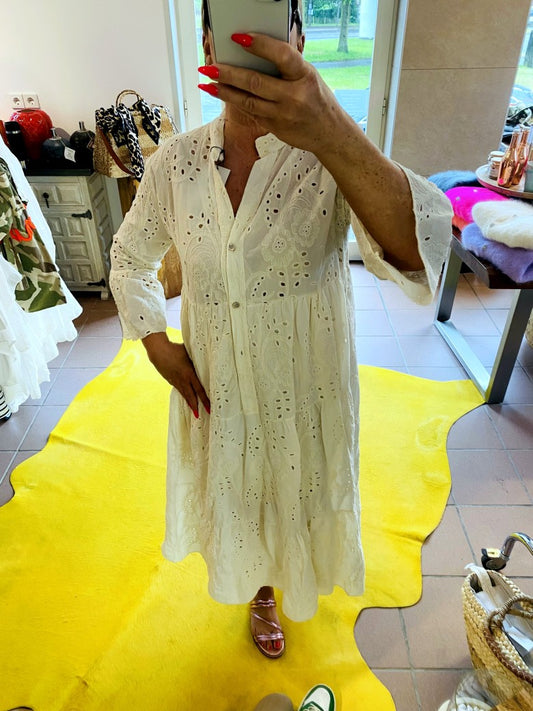 Dieses bezaubernde 3/4 Arm BOHO Maxi-Kleid in cremefarbenem Baumwollstoff vereint mühelos Eleganz und Lässigkeit. Genießen Sie den unvergleichlichen Boho-Chic.
