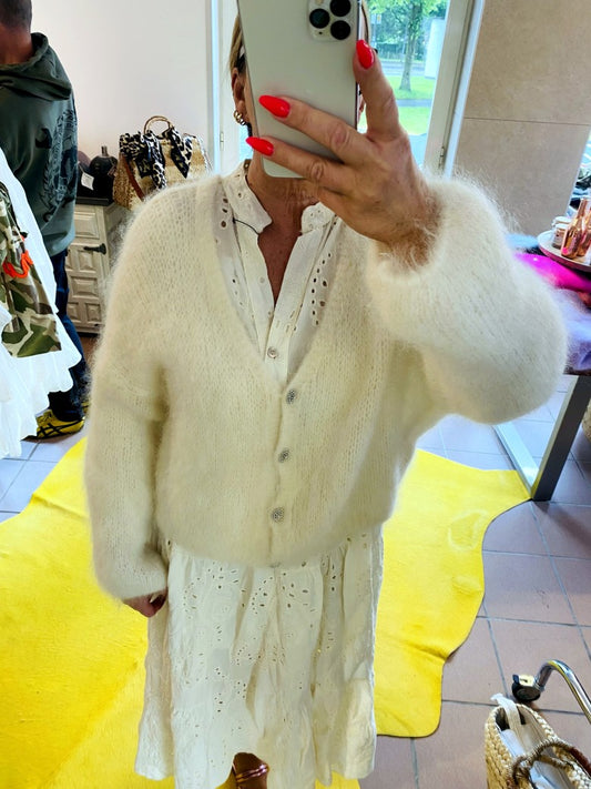Dieses bezaubernde 3/4 Arm BOHO Maxi-Kleid in cremefarbenem Baumwollstoff vereint mühelos Eleganz und Lässigkeit. Genießen Sie den unvergleichlichen Boho-Chic.
