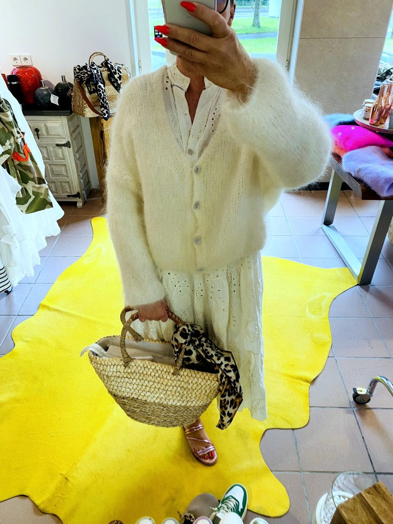 Dieses bezaubernde 3/4 Arm BOHO Maxi-Kleid in cremefarbenem Baumwollstoff vereint mühelos Eleganz und Lässigkeit. Genießen Sie den unvergleichlichen Boho-Chic.