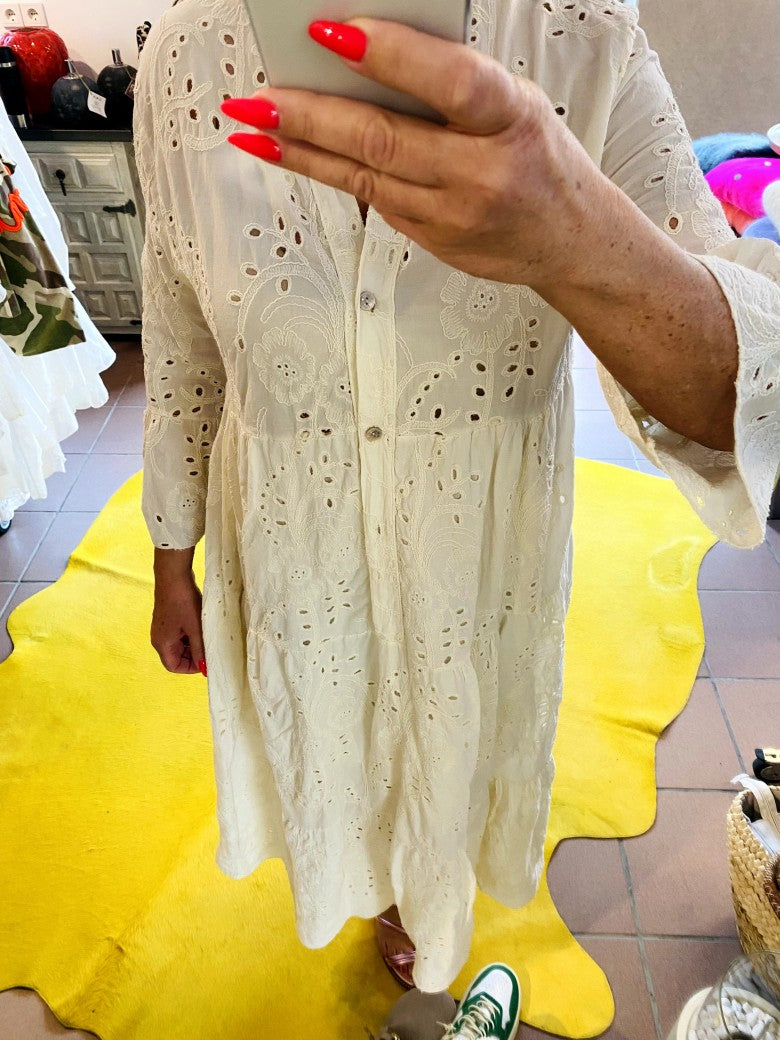 Dieses bezaubernde 3/4 Arm BOHO Maxi-Kleid in cremefarbenem Baumwollstoff vereint mühelos Eleganz und Lässigkeit. Genießen Sie den unvergleichlichen Boho-Chic.