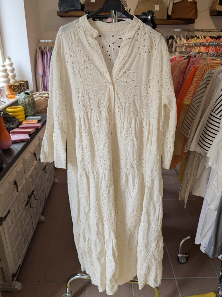 Dieses bezaubernde 3/4 Arm BOHO Maxi-Kleid in cremefarbenem Baumwollstoff vereint mühelos Eleganz und Lässigkeit. Genießen Sie den unvergleichlichen Boho-Chic.