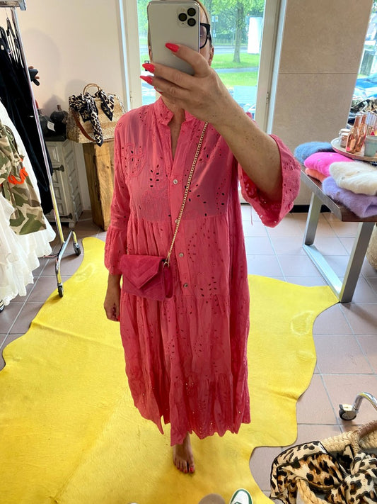 Dieses bezaubernde 3/4 Arm BOHO Maxi-Kleid in pinkfarbenem Baumwollstoff vereint mühelos Eleganz und Lässigkeit. Genießen Sie den unvergleichlichen Boho-Chic.