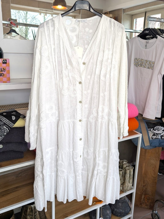 Dieses bezaubernde BOHO Midi-Kleid in weißem Baumwollstoff vereint mühelos Eleganz und Lässigkeit. Genießen Sie den unvergleichlichen Boho-Chic.