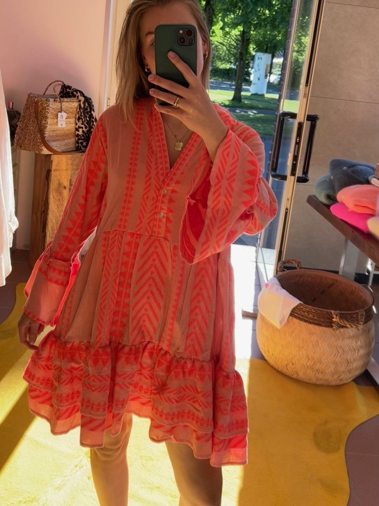 Dieses Midi Boho Kleid in Rosa und Rot aus 100% Viskose von BELIEVE ist ein absolutes Must-Have für jeden Kleiderschrank! Hol Dir jetzt dieses vielseitige und trendige Kleid!