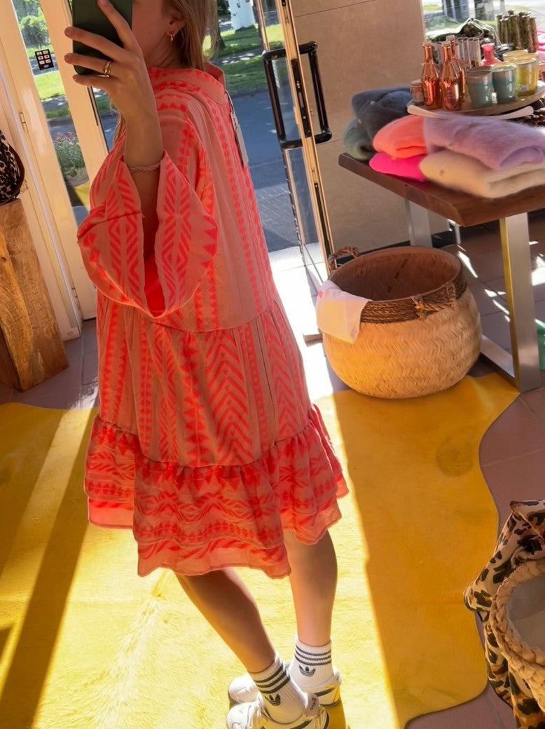 Dieses Midi Boho Kleid in Rosa und Rot aus 100% Viskose von BELIEVE ist ein absolutes Must-Have für jeden Kleiderschrank! Hol Dir jetzt dieses vielseitige und trendige Kleid!