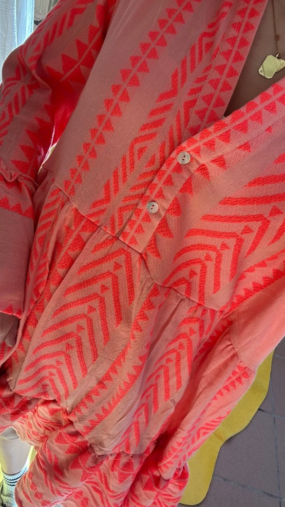 Dieses Midi Boho Kleid in Rosa und Rot aus 100% Viskose von BELIEVE ist ein absolutes Must-Have für jeden Kleiderschrank! Hol Dir jetzt dieses vielseitige und trendige Kleid!