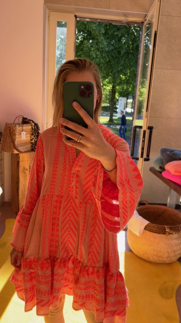 Dieses Midi Boho Kleid in Rosa und Rot aus 100% Viskose von BELIEVE ist ein absolutes Must-Have für jeden Kleiderschrank! Hol Dir jetzt dieses vielseitige und trendige Kleid!