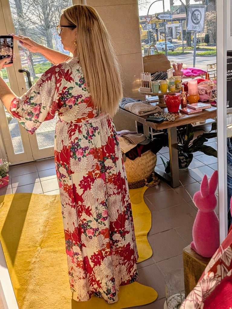 Verleihen Sie Ihrem Look mit dem 3/4 Arm Maxikleid von Lily Mcbee Eleganz und Frische. Perfekt für sommerliche Anlässe und Ausdruck Ihrer Persönlichkeit!