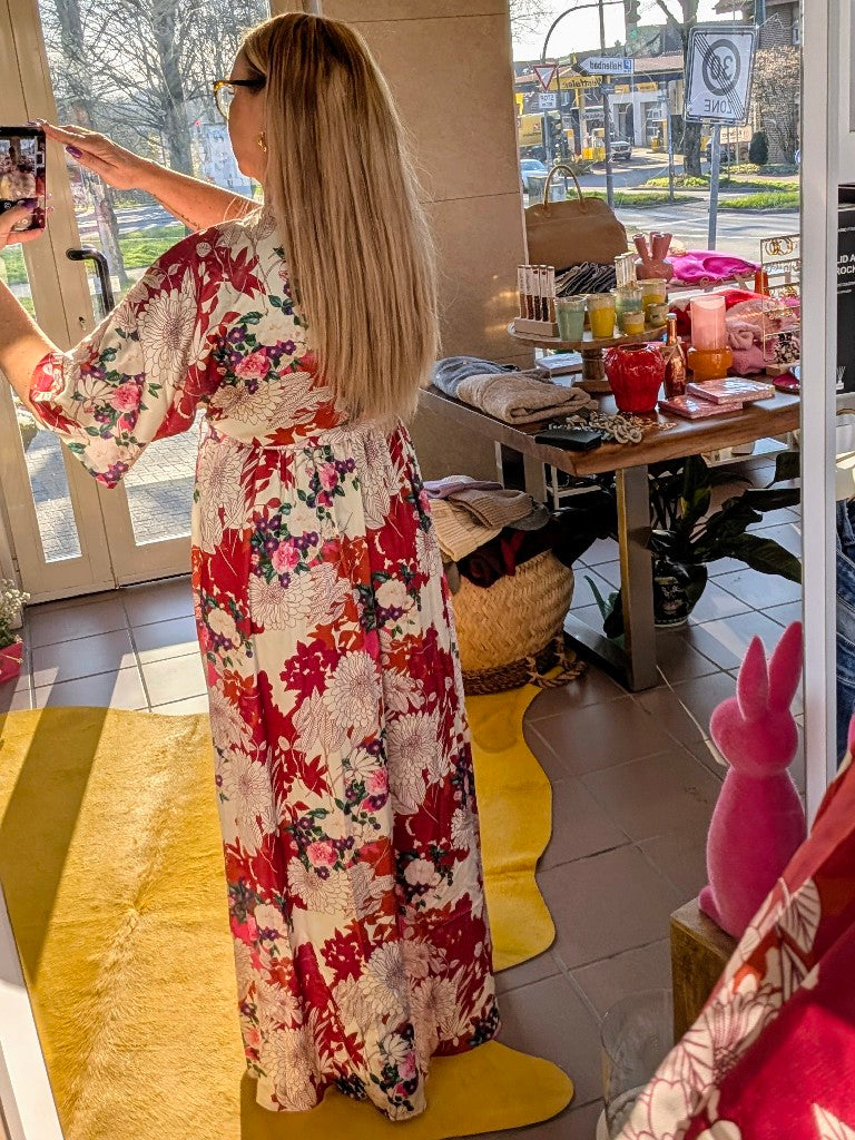 Verleihen Sie Ihrem Look mit dem 3/4 Arm Maxikleid von Lily Mcbee Eleganz und Frische. Perfekt für sommerliche Anlässe und Ausdruck Ihrer Persönlichkeit