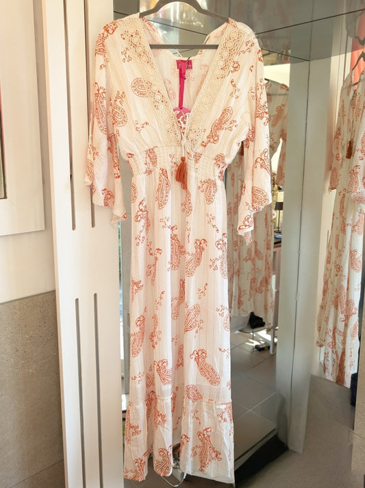 Dieses Kleid von BELIEVE ist ein echter Hingucker! In strahlendem Creme-Orange mit goldenen Streifen gibt es dir einen Hauch von Bohème-Chic!