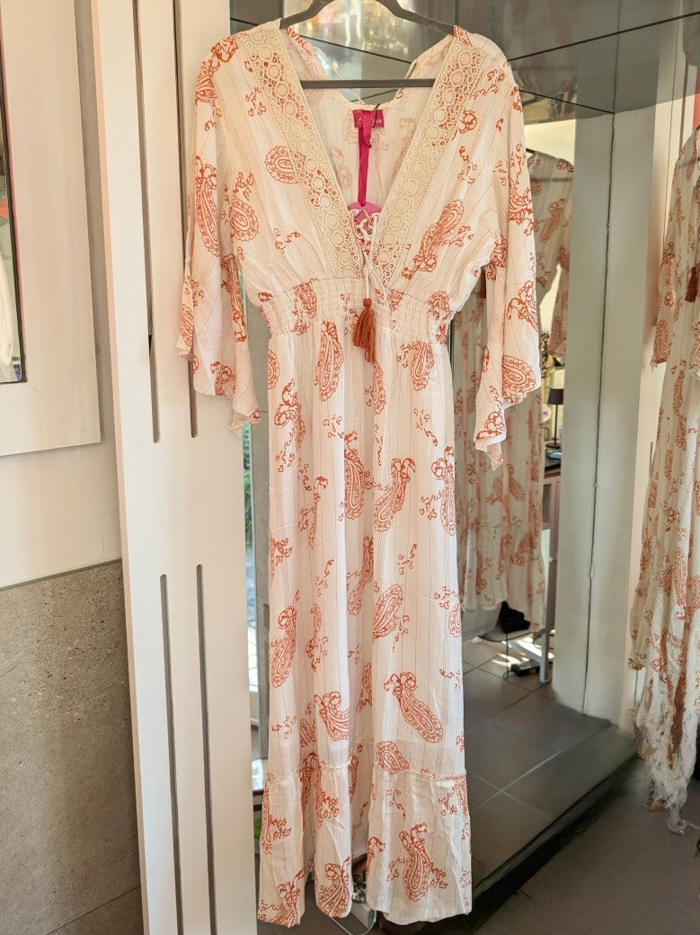 Dieses Kleid von BELIEVE ist ein echter Hingucker! In strahlendem Creme-Orange mit goldenen Streifen gibt es dir einen Hauch von Bohème-Chic!