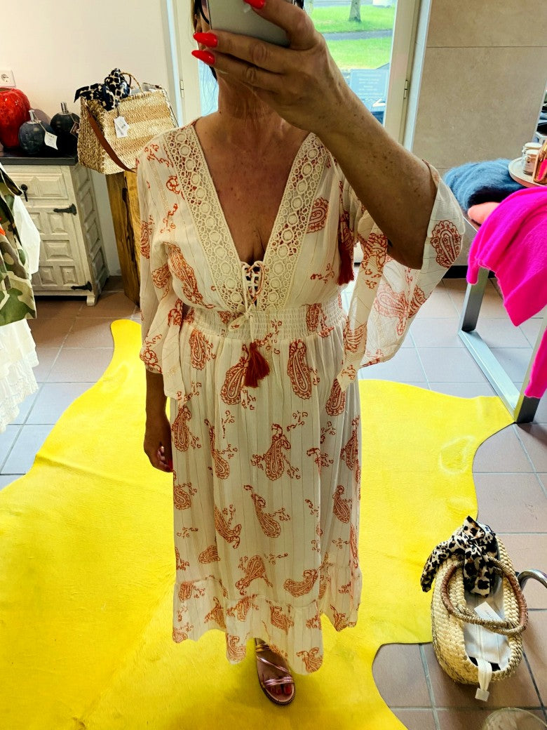Dieses Kleid von BELIEVE ist ein echter Hingucker! In strahlendem Creme-Orange mit goldenen Streifen gibt es dir einen Hauch von Bohème-Chic!
