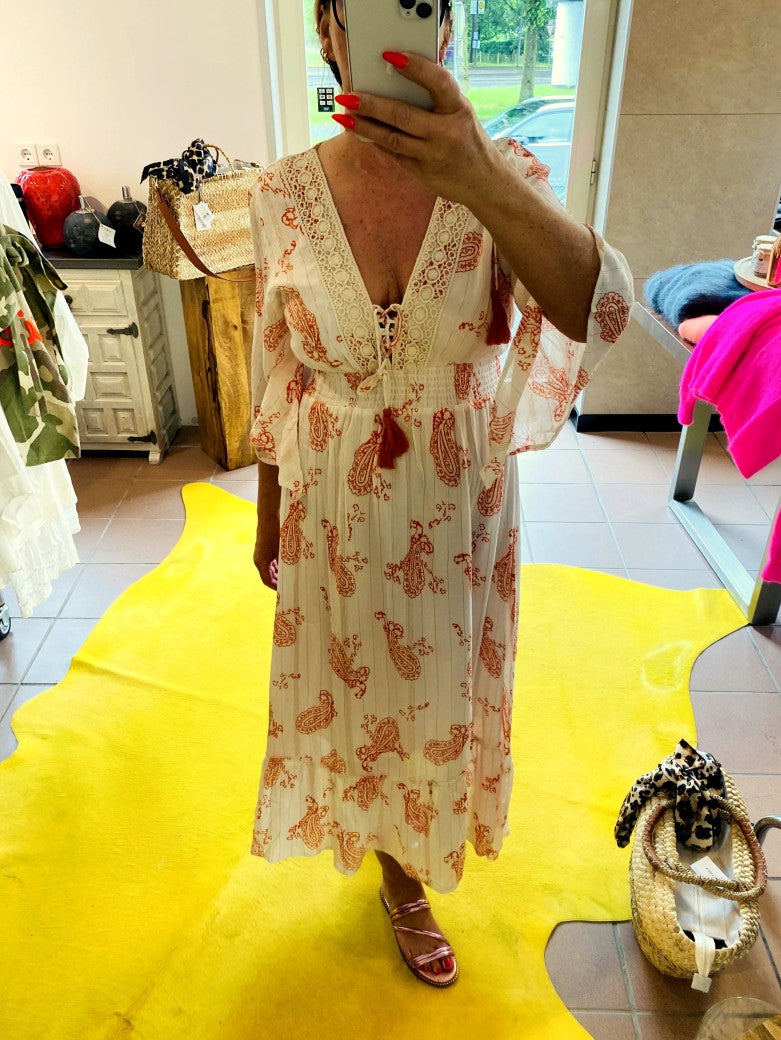 Dieses Kleid von BELIEVE ist ein echter Hingucker! In strahlendem Creme-Orange mit goldenen Streifen gibt es dir einen Hauch von Bohème-Chic!